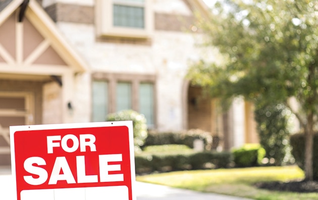 for sale sign in front of house, pros and cons of selling a house during COVID-19